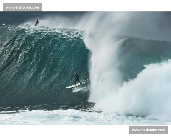 激情海浪上的较量:全球顶尖冲浪选手巅峰对决盛况 激情海浪上的较量:全球顶尖冲浪选手巅峰对决盛况